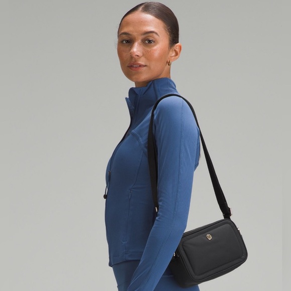 Lululemon Crossbody Camera Bag 2L Black / Gold - Picture 5 of 11